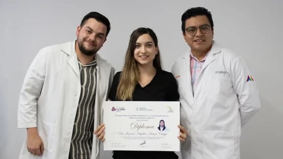 Médico recibiendo su diploma en Médica Capacitación